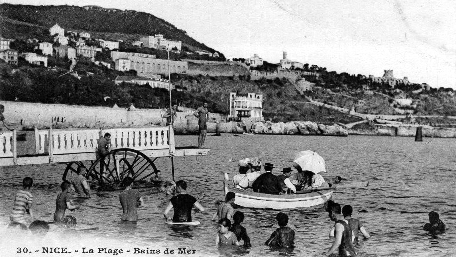 Le lazaret de Nice au milieu de l'arrière-plan d'une carte postale du début du vingtième siècle.