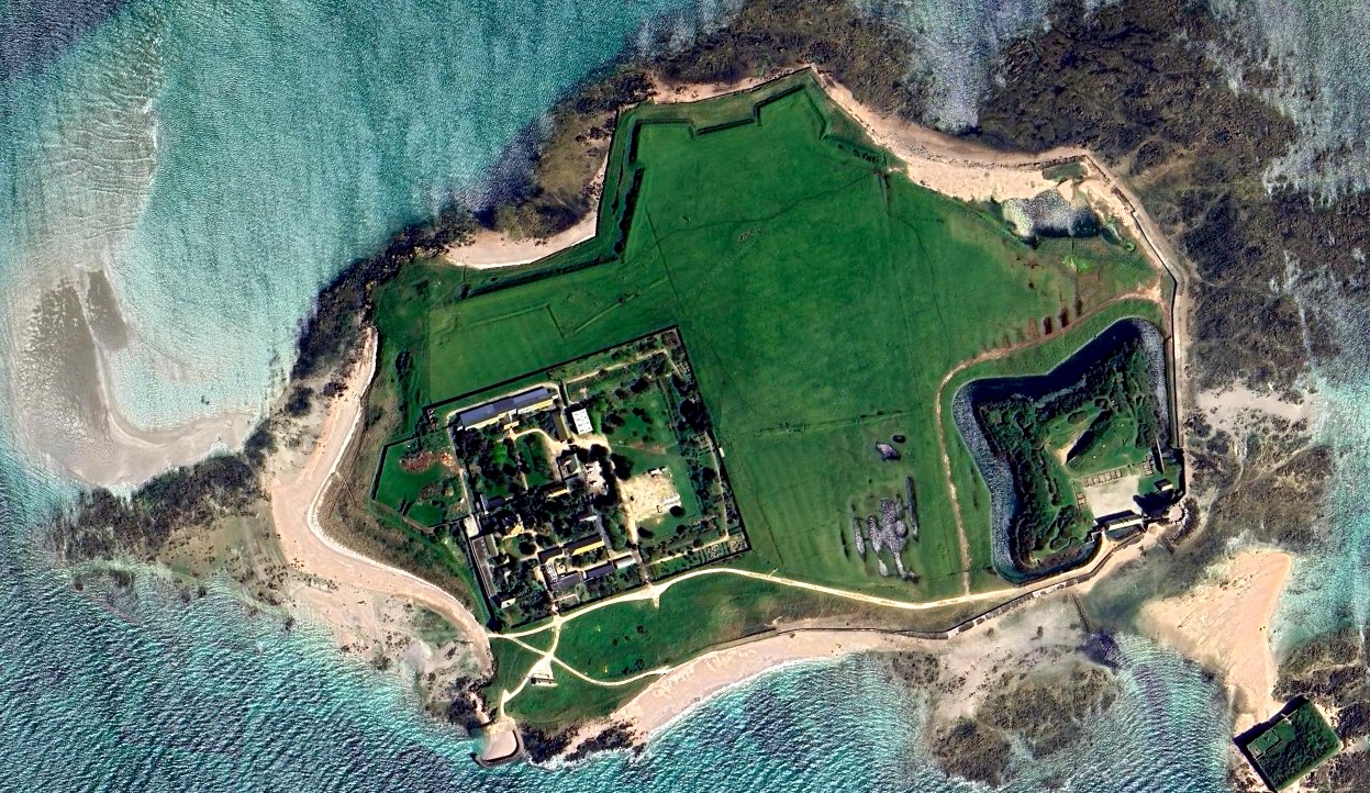 Vue aérienne de l'île Tatihou. Le lazaret, qui a été préservé, est situé à gauche de l'image, c'est à dire à l'ouest de l'île (source Google Earth).