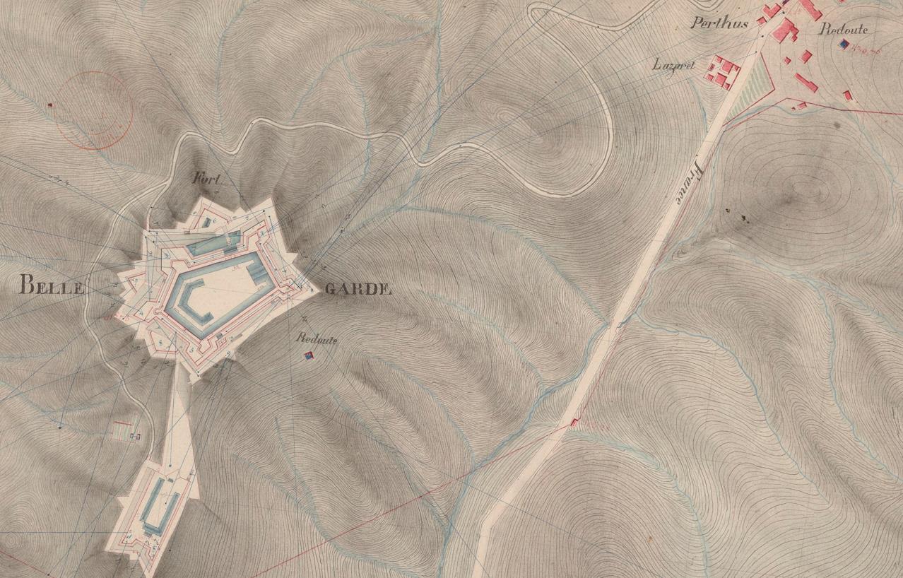 Plan topographique du Col du Perthus et du Fort de Bellegarde, à la frontière France - Espagne en 1824, montrant le lazaret en haut à droite (source Gallica).