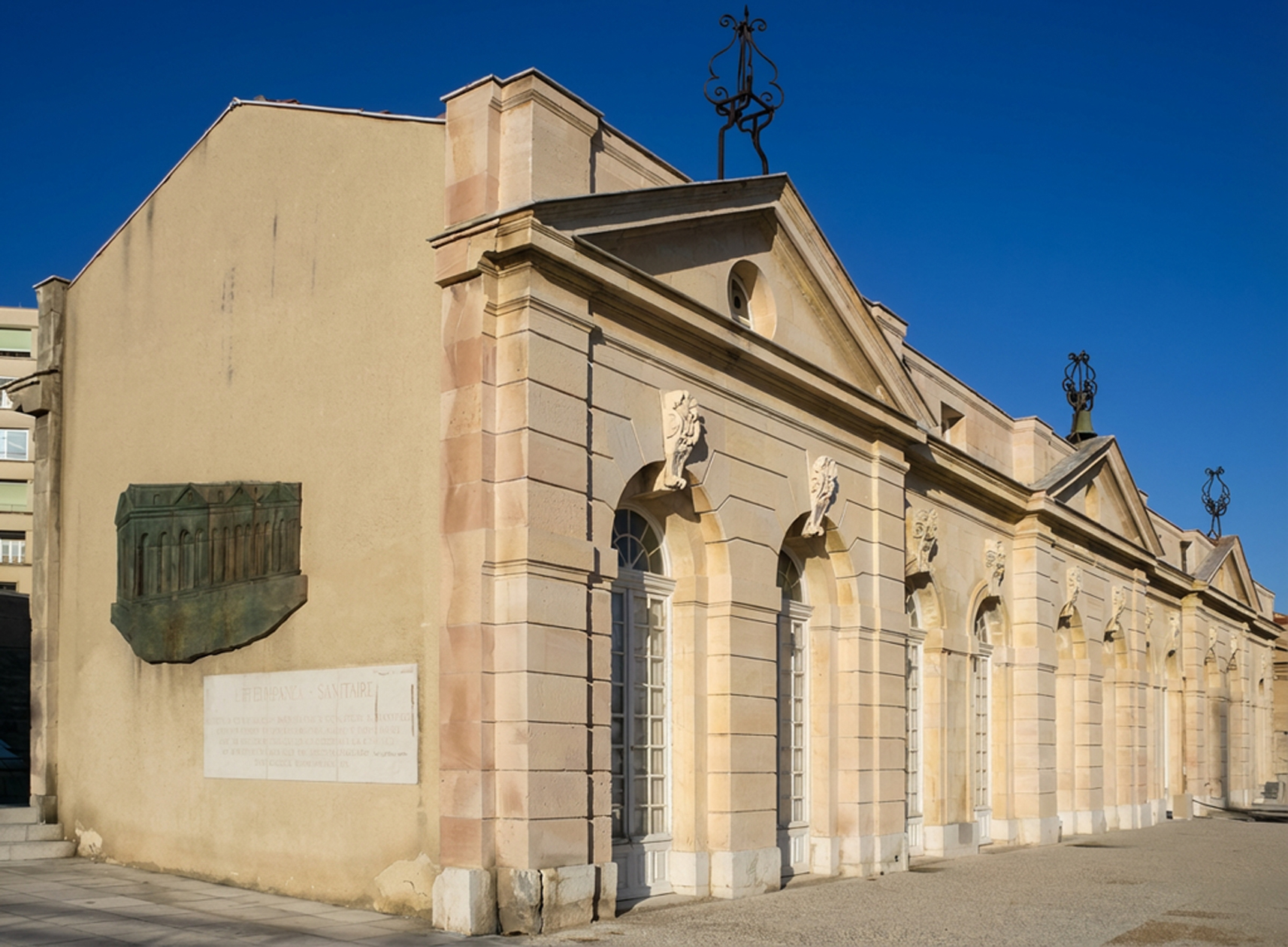 Photo contemporaine du bâtiment de la Santé, quai du Port à Marseille. Construit en 1719 et surmonté d'une statue de Saint Roch, cet édifice est désormais le  club house du Grand Port Maritime de Marseille (source Robert Valette - Monumentum).