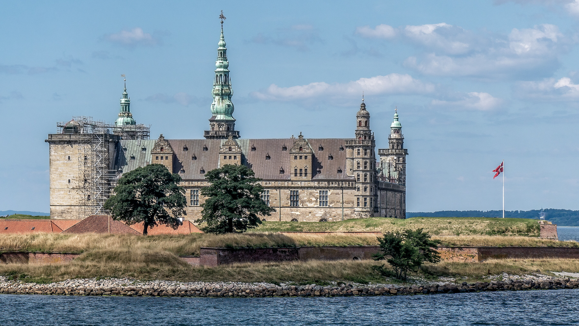 Le château de Kronborg à Helsingør - Elseneur, sentinelle du détroit de l'Øresund et lieu de la pièce de Shakespeare Hamlet (source Reinhold - Wikimedia Commons).