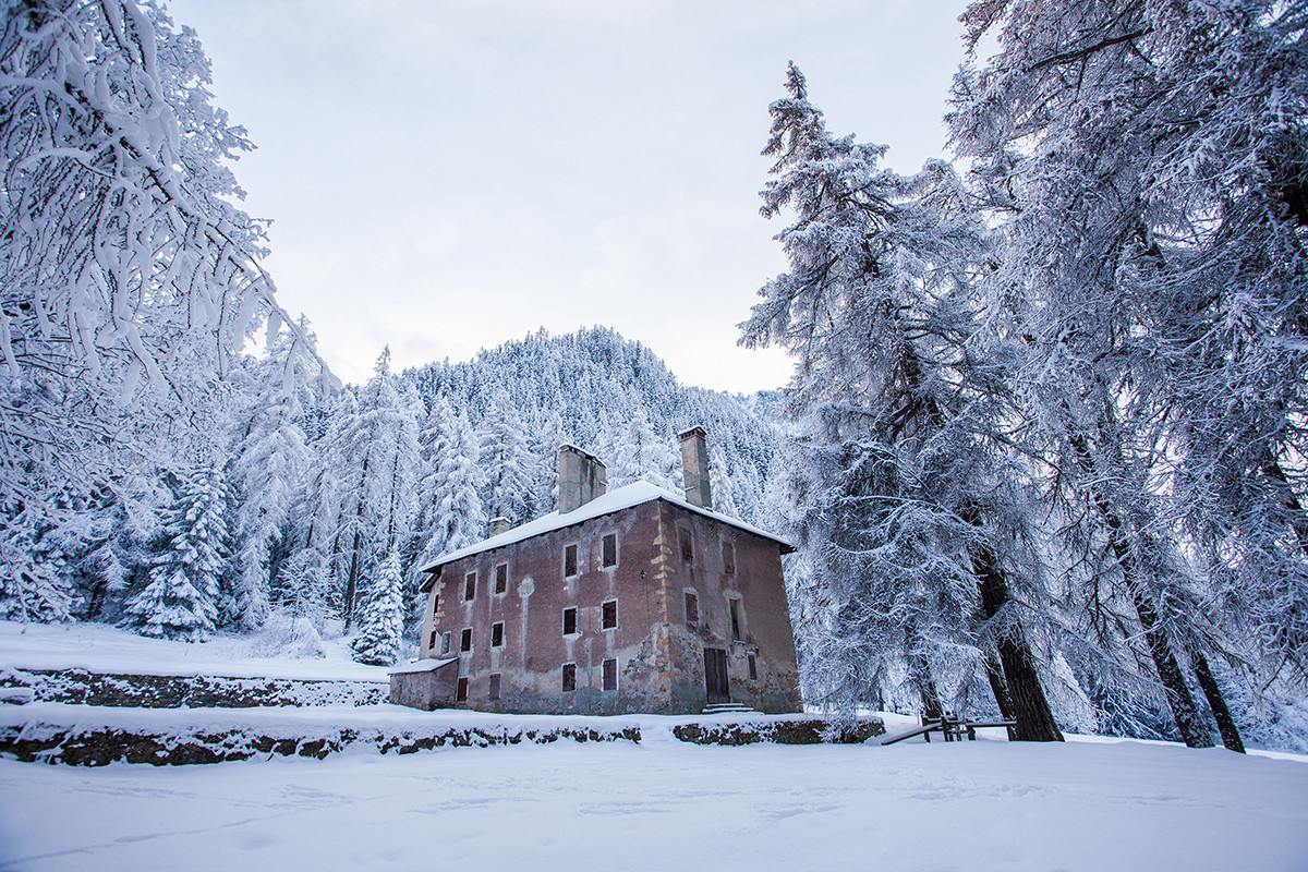 L'ancienne École Pratique Impériale des Mines du Mont Blanc à Peisey-Nancroix sous la neige (source Association Le Palais de la Mine).