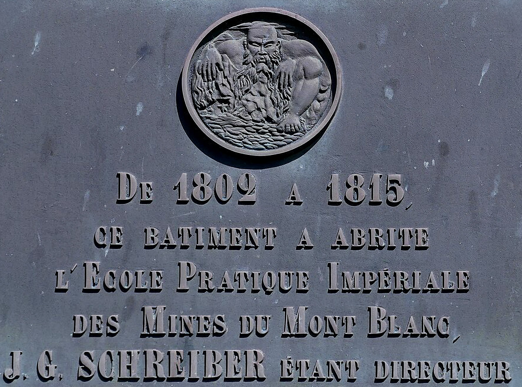 La plaque commémorative apposée sur le bâtiment ci-dessus (source Florian Pépellin - Wikimedia Commons).