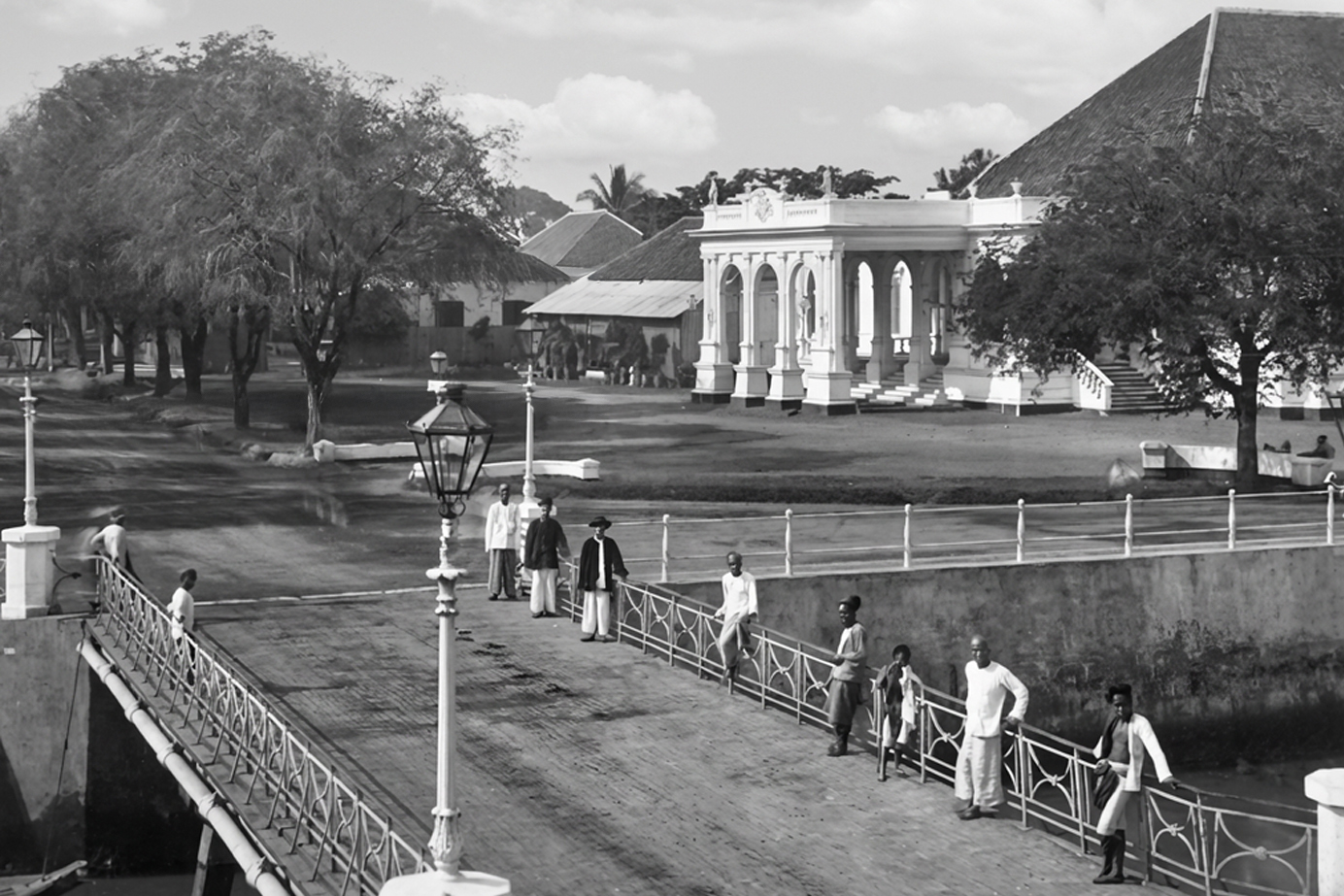Le centre de Wetevreden vers 1896, au premier plan le pont Pasar Baru, à l'arrière-plan le théâtre. Photographie de Tan Tjie Lan, restaurée par Didier Lebouc (source initiale Wereldmuseum Amsterdam / Wikimedia Commons).